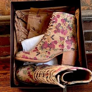 Patricia Nash great Western or Boho boot! Pretty floral design!  Original box.